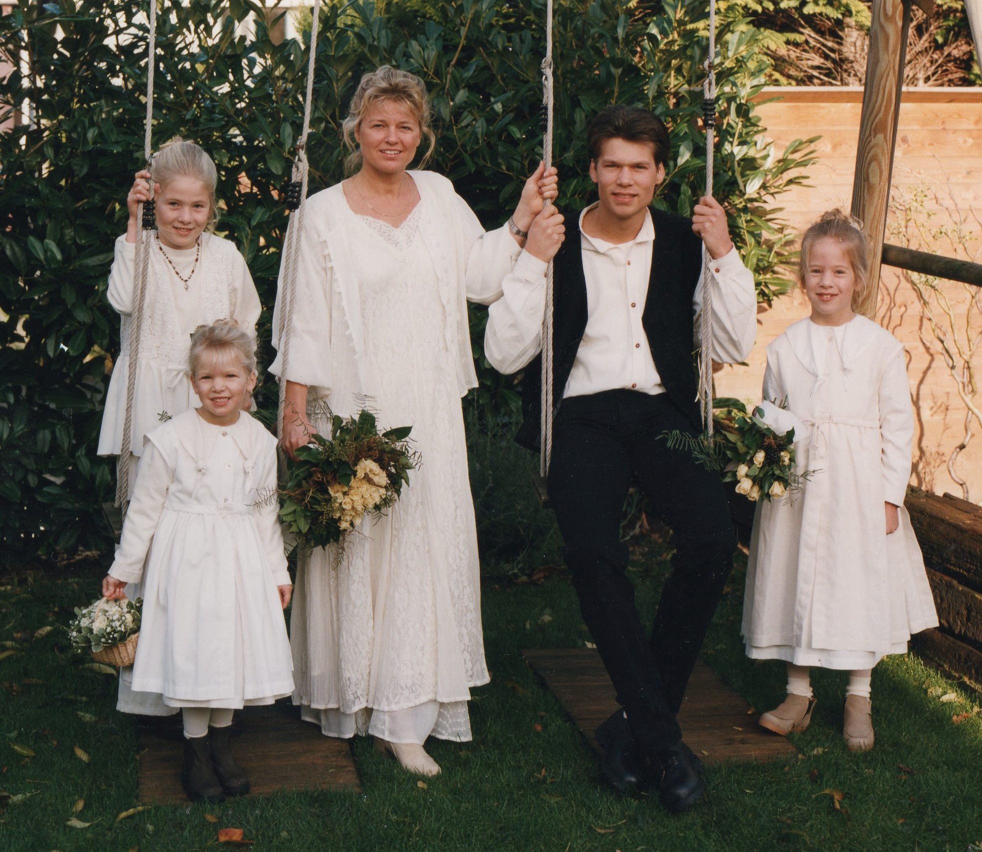 René en Hanneke op hun trouwdag met Nadia, Kristie en Sarah